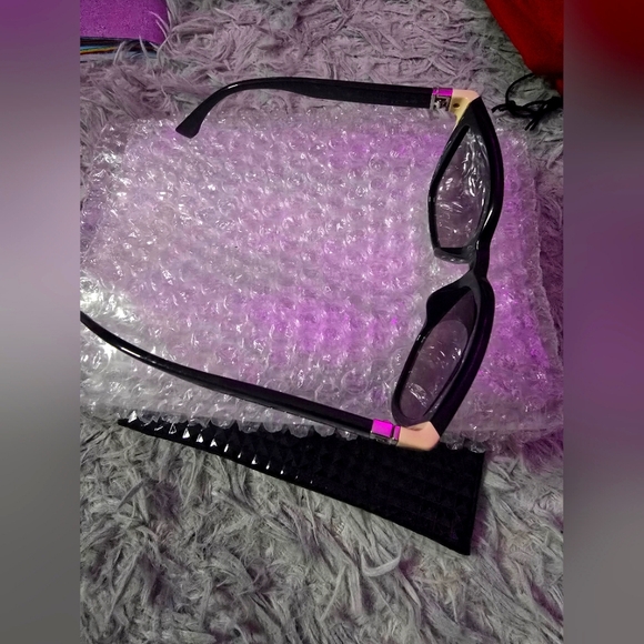 Fendi Black Sunglasses with Gold Accents - Picture 4 of 9